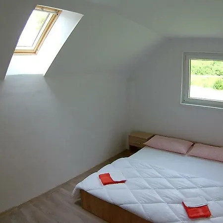 Apartma Jernej 아파트 보베츠